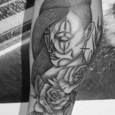 Thomas_Frau_Rosen1-Guns_N_Ink-Felix_Koch
