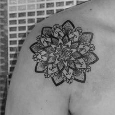 Nina_Mandala-Guns_N_Ink-Felix_Koch