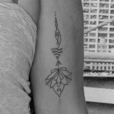 Thea_HStone_Unalome-Guns_N_Ink-Felix_Koch