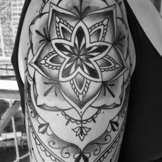 Lea_Mandala_Guns_N_Ink-Felix_Koch