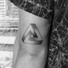 Yannick_Dreieck_Tattoo-Guns_N_Ink-Felix_Koch