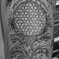 Jule_Oberschenkel-Guns_N_Ink-Felix_Koch