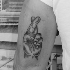 Romeo_Hand-Tattoo-Guns_N_Ink-Felix_Koch