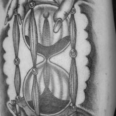 Tanja_Biermann_Sanduhr-Guns_N_Ink-Felix_Koch