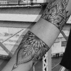 Laura_Shnhr_Mandala-Guns_N_Ink-Felix_Koch